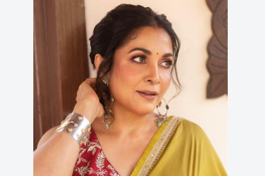 మస్టర్డ్ ఎల్లో శారీలో మెరిసిన రమ్యకృష్ణ
